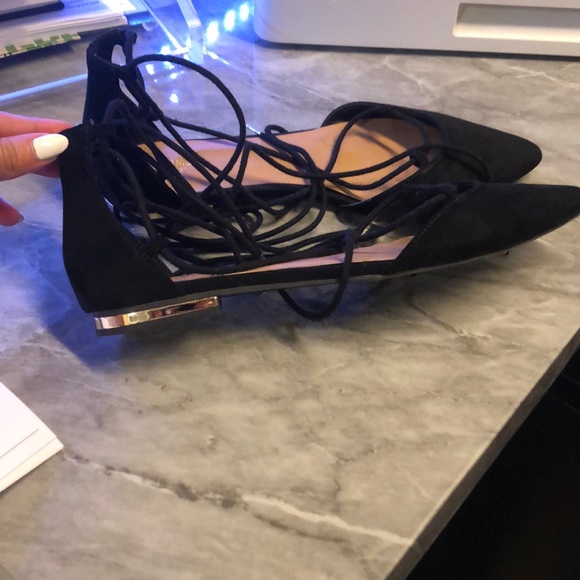 😍 Black Pointy Toe Lace Up Flats w/ Gold Heel - Picture 2 of 3